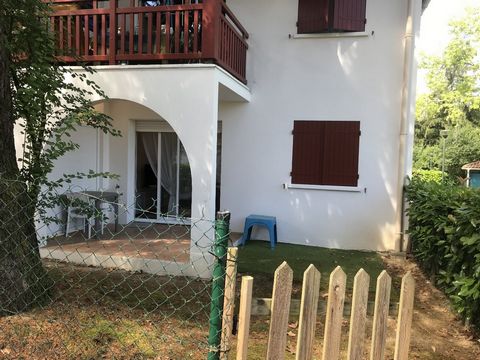 Cambo, charming T2 of 30 m² including entrance with cupboard, living room and equipped kitchen area, bedroom and bathroom with toilet. You will enjoy its covered terrace overlooking an enclosed garden as well as a private parking space. Located near ...