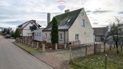 Remember, the remuneration of the RE/MAX NA TROPIE office is covered only by the selling party! We invite you to buy a property with great potential located in Czarne, at Wesoła Street, located among single-family housing. It consists of two adjacent...