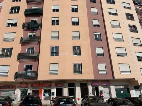 Grande oportunidade para adquirir este apartamento T2 com uma área total de 90 metros quadrados, situado em Rio de Mouro, Sintra, no distrito de Lisboa. Localizado em zona habitacional consolidada, o imóvel fica próximo de pontos de comércio, serviço...