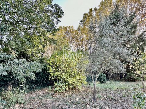 Aix en Provence, 5 minutes from the city (Platanes district): land of about 320 m2 on which is a garage and a workshop with a total area of 35 m2. The urban area allows their expansion and transformation into housing. The whole is in a condominium of...