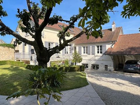 A visit is a must: Cristina CASALINHO offers you this magnificent property. Located AXIS: Compiègne- Soissons close to shops, schools and college, Abode with a lot of charm. MAIN HOUSE: ON THE GROUND FLOOR: - 1 beautiful dining room with its wood sto...