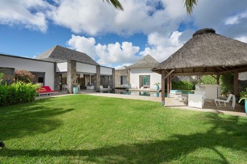 Ervaar de ultieme tropische luxe met deze moderne villa, een oase van elegantie gelegen in het hart van de prestigieuze Hawaiian Residence in Cap Malheureux, Mauritius. Deze uitzonderlijke residentie combineert vakkundig hedendaags comfort met lokale...