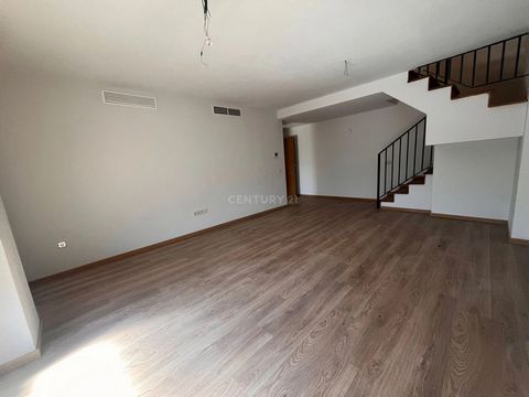 Duplex for sale in the town of Recas, Toledo. The property is located on the second floor of the building with an elevator. Distributed over two floors, on the first floor we find a spacious living-dining room and kitchen. On the second floor there a...