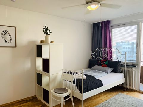 The modern flat offers space for max. 2 persons. A comfortable double bed (1.40x2.00m) awaits you. In the flat you will find fresh bed linen and towels, a kitchenette (with hob), washing machines, a modern bathroom and a workplace. 24-hour check-in i...