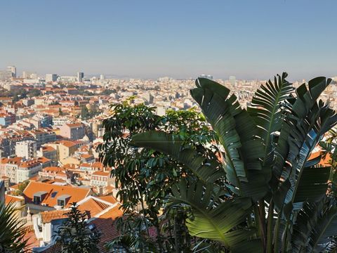 Esta es una de las villas más excepcionales de Lisboa. En la cima de la colina de Senhora do Monte, en Graça, mirando hacia abajo a toda la ciudad de Lisboa, esta casa actualmente en ruinas tiene un proyecto aprobado, y puede convertirse en su reside...
