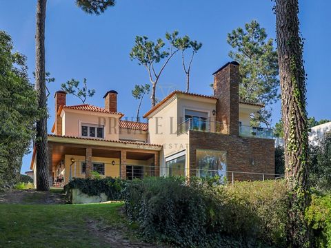 4 bedroom villa Herdade da Aroeira, 1st golf line, lake view. Charming villa in Herdade da Aroeira, with a unique location, an incredible view over the Golf, pine forest and lake. House T5 Useful area of 299.5000m2, Land 1352m2, Floor 0 Kitchen Dinin...