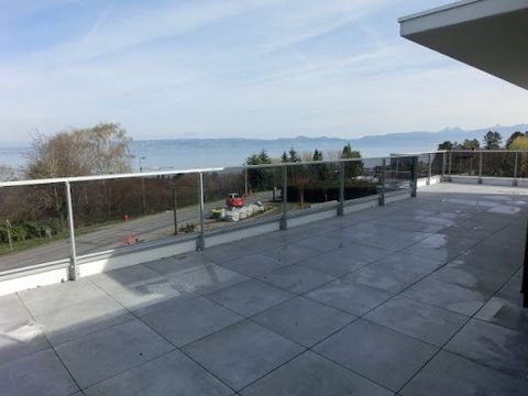 Located in a quiet and peaceful area on the heights of Evian les Bains, less than 10 minutes by bike from the landing stage for Lausanne, this residence of Luxury offers beautiful apartments with a neat architecture. This T4 of 93 m² located on the 2...