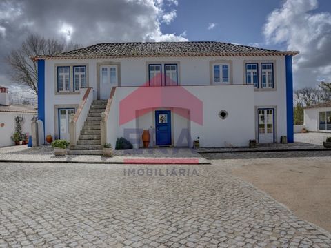 Traditionelles portugiesisches Haus in Amoreira, Óbidos. Bestehend aus 5 Schlafzimmern, 2 davon mit eigenem Bad, 3 Wohnzimmern, 2 Küchen, 3 Badezimmern und einem Nebengebäude. Angenehmer geschlossener Innenhof mit portugiesischem Pflaster und einziga...