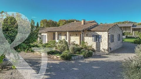 SOLE AGENT - Just a stone's throw from the village of Maussane-les-Alpilles, with a splendid view of the Alpilles hills and set in approx. 2,200 m² of enclosed grounds adorned with a variety of trees, this lovely, stone-built character house was desi...