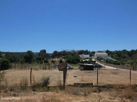 Farm with 7180.00m2 typical house recovered. The property has water from a well. It also has dozens of fruit trees (orange trees, mandarintrees, peach trees, fig trees, olive trees, etc.). Tarmac road to the property. Only five minutes from the beach...