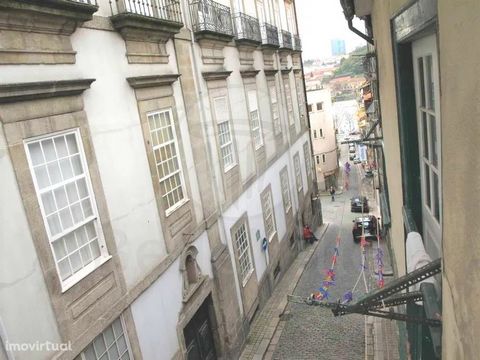 Prédio para reabilitar, na Baixa da cidade do Porto, muito próximo a ribeira, miradouro, Hard Club e principais pontos turísticos da cidade. Composto por 5 pavimentos e em tipologia T3, sendo o último recuado; com varandas típicas das fachadas da arq...