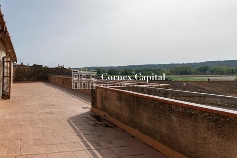 Cornex Capital presents you with a magnificent property, recently the unification of three homes is being processed, two of them to be rehabilitated, in one of the best towns in Baix Empordà. The house has a total constructed area of 805sqm distribut...