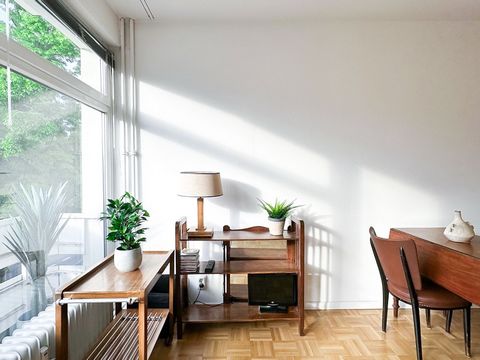 Our latest offer features a Studio apartment in the centre of Berlin. The building is located in the popular district of Schöneberg. The location is well known for its excellent shopping facilities, fantastic cafes and top of the line restaurants. Th...