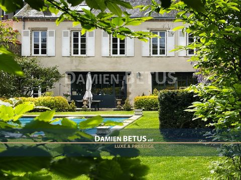 Dpt Vendée (85), à vendre LA ROCHE SUR YON maison P10 de 355 m² - Terrain de 1 100,00 m²