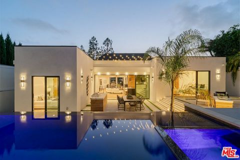 Nestled in the prestigious enclave of Little Holmby Hills, this exquisite modern masterpiece embodies the pinnacle of luxury living. With an impressive list of features and amenities, this stunning home offers the perfect blend of opulence and functi...