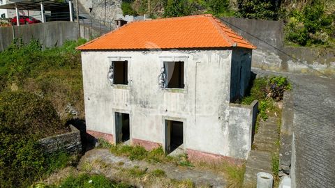Are you looking for a quiet and peaceful place to build your home? This 3 bedroom villa, to be restored, on a plot of 400m2, is the ideal choice for you. With a strategic location, located in Tabua, just a few minutes from Ribeira Brava, where you wi...