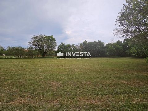 We are selling a large building plot of 3,273 m2 in Vodnjan at an extremely favorable price. The land is located in the construction zone and there is a possibility of building several houses. It is located next to the road and in the neighborhood of...