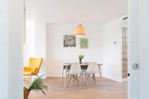 Bright newly renovated apartment in the centre of Palma Large modern apartment in Palma city centre This spacious, newly renovated apartment is perfectly located in the city center, adjacent to the Parc de Ses Estaciones and the vibrant Plaza de Espa...