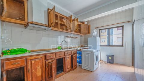 I present this 2 bedroom apartment in Barreiro. A 1st floor with generous areas, which needs some improvements but is perfectly habitable. Located next to the court of Barreiro, a very central area with proximity to all kinds of services, commerce, t...