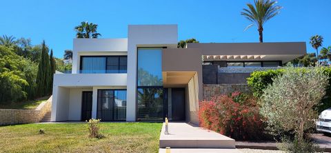 Une belle maison super moderne construite vers 2016 selon des spécifications de construction de haute qualité, située à Cap Marti, sur deux niveaux et avec une piscine à débordement et chauffée d’eau salée, un jardin facile d’entretien, un garage et ...