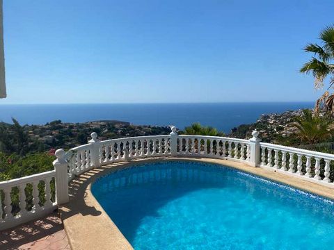De locatie is fascinerend, het uitzicht verleidelijk.  Hier is een woning gecreëerd op een plateau met een geweldig uitzicht op het oneindige blauw van de altijd fascinerende Middellandse Zee. Deze traditionele en opvallende villa, ingelijst in het v...