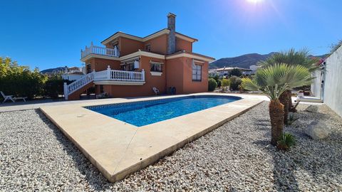 Villa impecablemente presentada situada en la parte BAJA de Pinos de Alhaurin, a 25 minutos a pie de la ciudad. Esta hermosa propiedad cuenta con un gran jardín de bajo mantenimiento, una piscina soleada de 8x4m, magníficas vistas panorámicas del cam...
