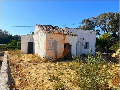 House to Recover inserted in land with 720m2 of total area, 360m2 corresponds to urban area, has an excellent location, being just 5 minutes from Fuseta and Olhão. With great access, this villa is located in an elevated area and therefore has a beaut...