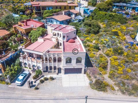 COMPRÁVEL!! Uma bela casa situada dentro do condomínio fechado de La Mision. Esta joia tem vistas agradáveis para o estuário para o sul e vista para a praia para o oeste. Nesta joia você encontrará o seguinte: 1 quarto principal com vista para o mar,...