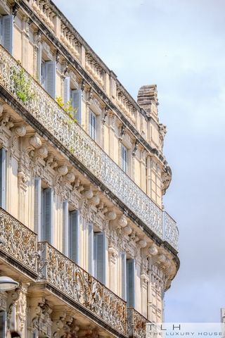 In Montpellier, on the 3rd floor of a Haussmanian condominium on the highly sought-after rue Foch, The Luxury House agency invites you to discover this 4-room apartment with a total surface area of 105 m2 (Carrez law). This apartment has all the feat...