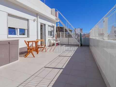 Deal Homes presents, Building of 3 floors, of unique characteristics, located in the center of the city of Portimão, close to various shops and services. On the ground floor there is an apartment with: - living and dining room, - kitchen equipped wit...