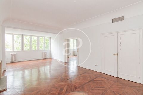 FIVE-BEDROOM EXTERIOR APARTMENT IN BERNABEU Apartment of 280 m, divided into a large separate entrance. It gives way through sliding doors to the living room where there is a very large and cozy space overlooking the castellana by a grove. This semi-...