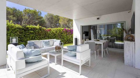 Propiedad en Mallorca: Este fantástico complejo de apartamentos se completó en 2016. Situado entre los campos de golf de Santa Ponsa y cerca del elegante puerto deportivo de Port Adriano, impresiona por su mobiliario de alta calidad y su ubicación ex...