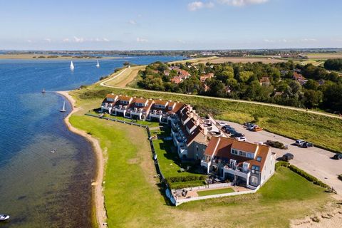 Dit appartement ligt direct aan het mooie Grevelingenmeer, in een kleinschalig complexje van maximaal drie etages op het ruim opgezette vakantiepark Parc Port Greve. Het vakantiepark ligt aan de rand van het plaatsje Brouwershaven, niet ver van de Br...