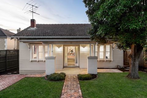 Drenched in natural light and immaculately presented throughout, this charming single level period residence offers immediate family appeal within an enticing low maintenance context. Perfectly positioned within a coveted location abounding with new ...