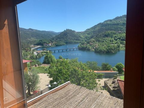 We present a magnificent house located in one of the most sought after areas of Gerês, just a few meters from the river and the Caniçada reservoir. This privileged location allows you to enjoy countless recreational activities, including water sports...