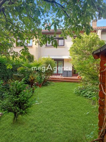 Located in Orsay, at the foot of the Persian woods facing North-South, this 120m² Carrez family pavilion (total floor area 179m²) offers a peaceful setting and pleasant light. Outside, the property has an enclosed garden with trees of 100m² including...
