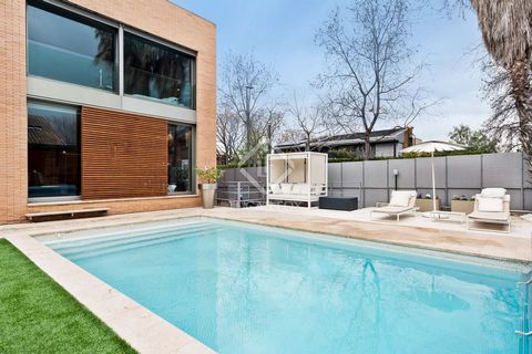 Lucas Fox International Properties se complace en presentar está elegante y moderna villa de diseño en pleno corazón del Arxiu, la mejor zona residencial de Sant Cugat, a 5 minutos a pie de la estación de tren, de varios supermercados y del centro de...