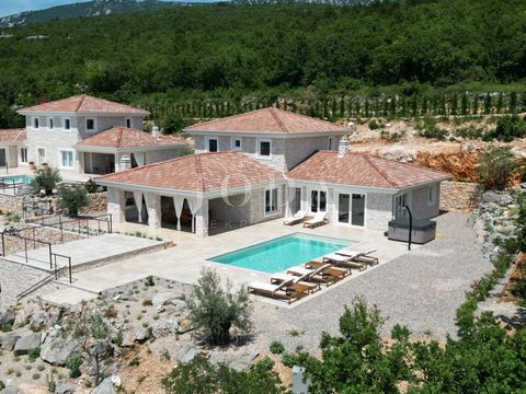 Location: Primorsko-goranska županija, Crikvenica, Jadranovo. La villa in pietra ha uno stile rustico, costruita in pietra istriana di Canfanaro, con una superficie di 200 m2 + 36 m2 di garage + 10 m2 di sala macchine + 35 m2 di piscina riscaldata co...