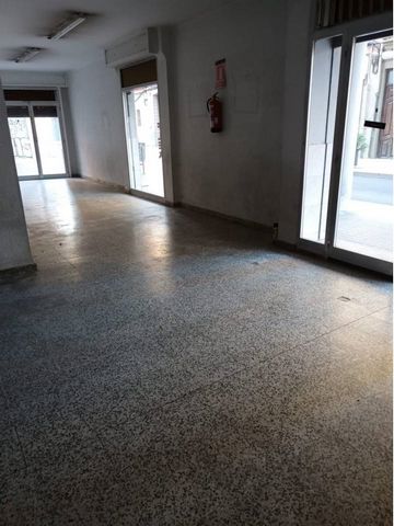 Total surface area 90 m², local usable floor area 87 m², 1 toilets, air conditioning (hot and cold), store front (esquinero a dos calles. dos escapartes), state of repair: needs remodeling, floor no.: 1, ground floor, exterior (entrada por dos calles...