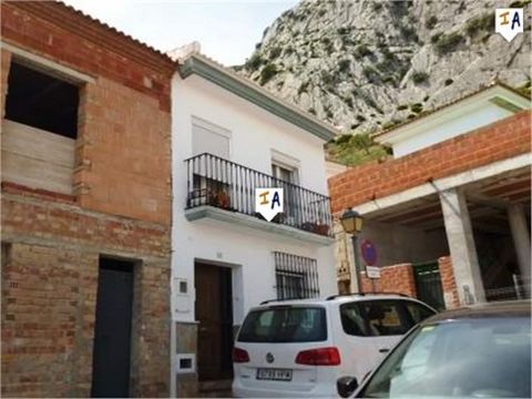 Esta casa adosada se encuentra en el bonito pueblo rural de Valle de Abdajalis, en la provincia de Málaga, Andalucía, España, que tiene todos los servicios locales cerca y aún está a solo 25 minutos en coche de Antequera o Álora, esta es una zona pop...