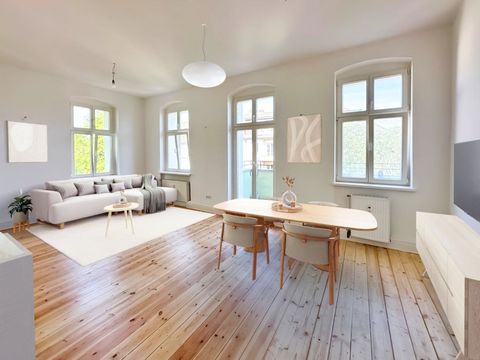 Welkom in uw nieuwe huis in Berlijn Steglitz! Dit prachtige appartement biedt u een uitstekende locatie en de mogelijkheid om uw persoonlijke ideeën in het ontwerp te verwerken. Het appartement wordt momenteel grondig gerenoveerd, waardoor u de mogel...