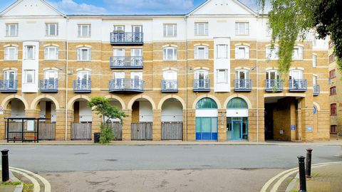 Localizado dentro indiscutivelmente o desenvolvimento mais procurado e prestigiado em Rotherhithe SE16 é este espetacular apartamento de um quarto em Westminster Court, Rotherhithe Street, fazendo parte do King & Queen Wharf. Este desenvolvimento rib...