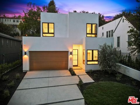 Welcome to an unparalleled blend of modern luxury and timeless elegance in the heart of Los Feliz. This exceptional single-family residence, nestled on a picturesque street, offers the epitome of contemporary living with meticulous attention to detai...
