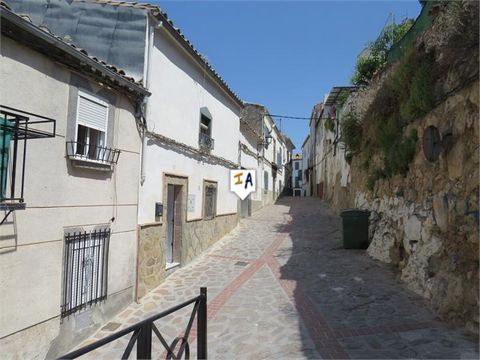 Schönes, bezugsfertiges 3-Zimmer-Anwesen, etwas außerhalb des Zentrums von Martos in der Provinz Jaén in Andalusien, Spanien. Wenn Sie das Stadthaus betreten, gelangen Sie in einen großen Empfangsraum mit Essbereich und geradeaus in ein geräumiges Ba...