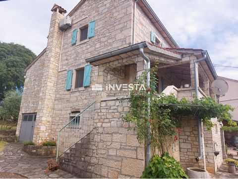 Nelle vicinanze di Parenzo, in un piccolo villaggio istriano, si trova questa bella casa bifamiliare autoctona in pietra. Risale al 1911 e trasuda il fascino e il carattere della tradizionale architettura istriana. Muri in pietra, travi in ​​legno e ...