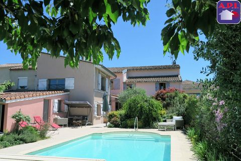 CENTRO MIREPOIX - CASA DI CITTÀ + PISCINA Casa di città ristrutturata di circa 232 m² su 610 m² recintati e piantumati con piscina 8X4 riscaldata, casetta da giardino, soggiorno con camino, wc, soggiorno, cucina abitabile attrezzata che si apre sulla...