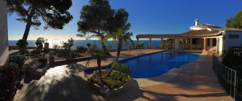 Beleef de ultieme kustervaring in onze exclusieve villa aan zee! Geniet van een prachtig panoramisch uitzicht op zee en een oriëntatie op het zuiden die u de hele dag zon garandeert. Met een tuin van 2000m², een verwarmd privézwembad en een overdekte...