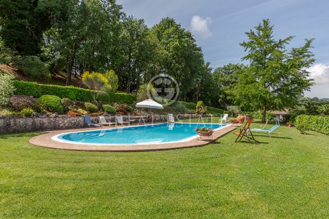 Bauernhaus in Hanglage mit Infinity-Pool und umliegendem Land, wenige km von der Stadt Spoleto entfernt. Das Gebäude wurde in den 1990er Jahren renoviert und befindet sich in einem ausgezeichneten Zustand. Ein herrlicher Park umgibt das Bauernhaus. D...