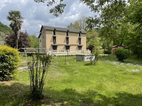 Between LOURDES and ARGELES-GAZOST, beautiful house of 260 m2 habitable, on land of 3527 m2, with carport. Beautiful house of character, 5 minutes by car from the town of LOURDES, composed on the ground floor: an independent kitchen, a beautiful livi...