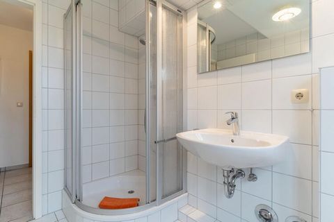 Przyjazny, trzygwiazdkowy apartament, rozłożony na dwóch piętrach, ma powierzchnię około 72 metrów kwadratowych, odpowiedni dla 4 osób i znajduje się na ostatnim piętrze domu. Składa się z przytulnego salonu, balkonu, aneksu kuchennego i jadalni, dwó...